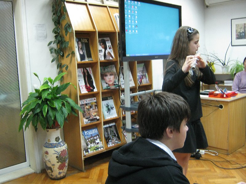 IMG_0946.JPG - Празник с участието на деца и ученици от СОУПЧЕ "А. С. Пушкин" и Клуб "Мелпомена". Ръководители: Валентина Райкова, Людмила Иванова, Павлина Замфирова и Петромила Атанасова. Гост: детската писателка Райна Пенева