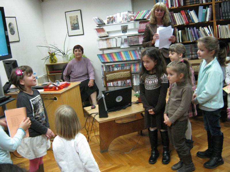 IMG_0952.JPG - Празник с участието на деца и ученици от СОУПЧЕ "А. С. Пушкин" и Клуб "Мелпомена". Ръководители: Валентина Райкова, Людмила Иванова, Павлина Замфирова и Петромила Атанасова. Гост: детската писателка Райна Пенева