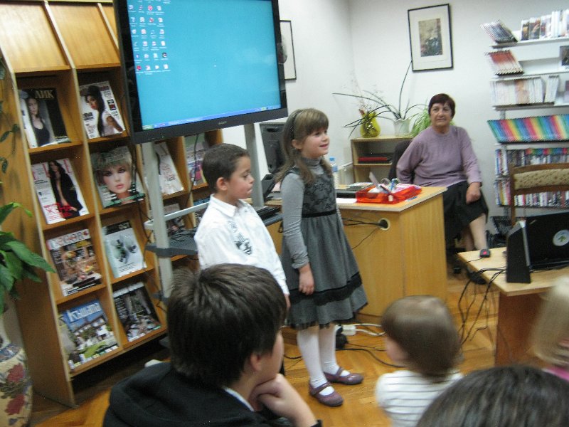 IMG_0953.JPG - Празник с участието на деца и ученици от СОУПЧЕ "А. С. Пушкин" и Клуб "Мелпомена". Ръководители: Валентина Райкова, Людмила Иванова, Павлина Замфирова и Петромила Атанасова. Гост: детската писателка Райна Пенева