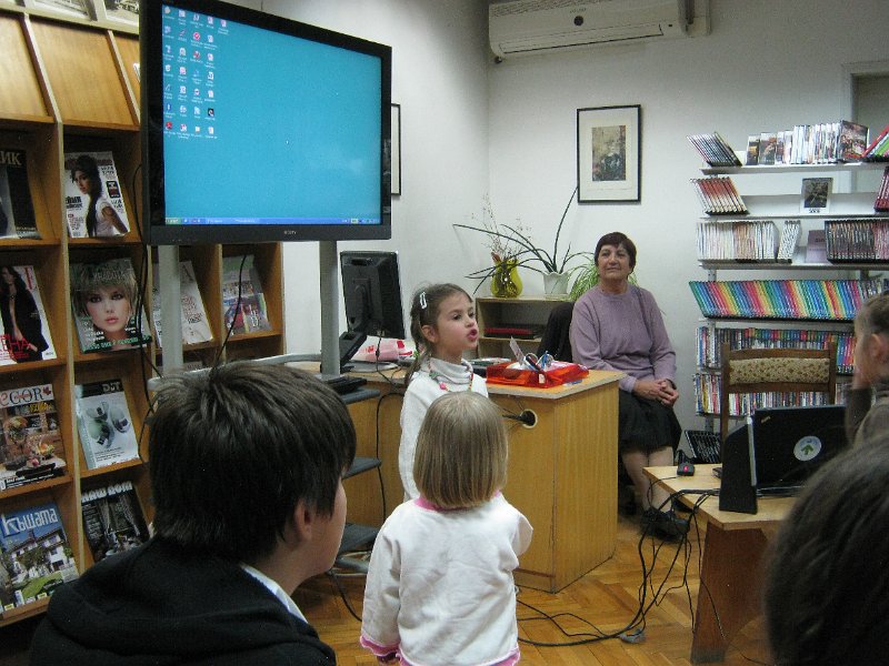 IMG_0956.JPG - Празник с участието на деца и ученици от СОУПЧЕ "А. С. Пушкин" и Клуб "Мелпомена". Ръководители: Валентина Райкова, Людмила Иванова, Павлина Замфирова и Петромила Атанасова. Гост: детската писателка Райна Пенева