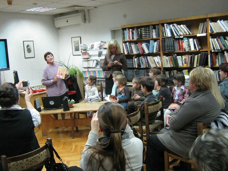 IMG_0959.JPG - Празник с участието на деца и ученици от СОУПЧЕ "А. С. Пушкин" и Клуб "Мелпомена". Ръководители: Валентина Райкова, Людмила Иванова, Павлина Замфирова и Петромила Атанасова. Гост: детската писателка Райна Пенева