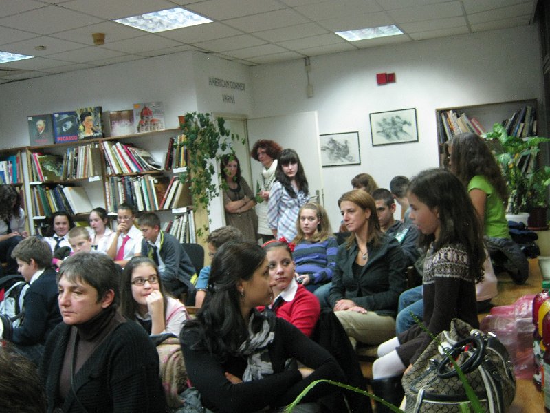 IMG_0963.JPG - Празник с участието на деца и ученици от СОУПЧЕ "А. С. Пушкин" и Клуб "Мелпомена". Ръководители: Валентина Райкова, Людмила Иванова, Павлина Замфирова и Петромила Атанасова. Гост: детската писателка Райна Пенева