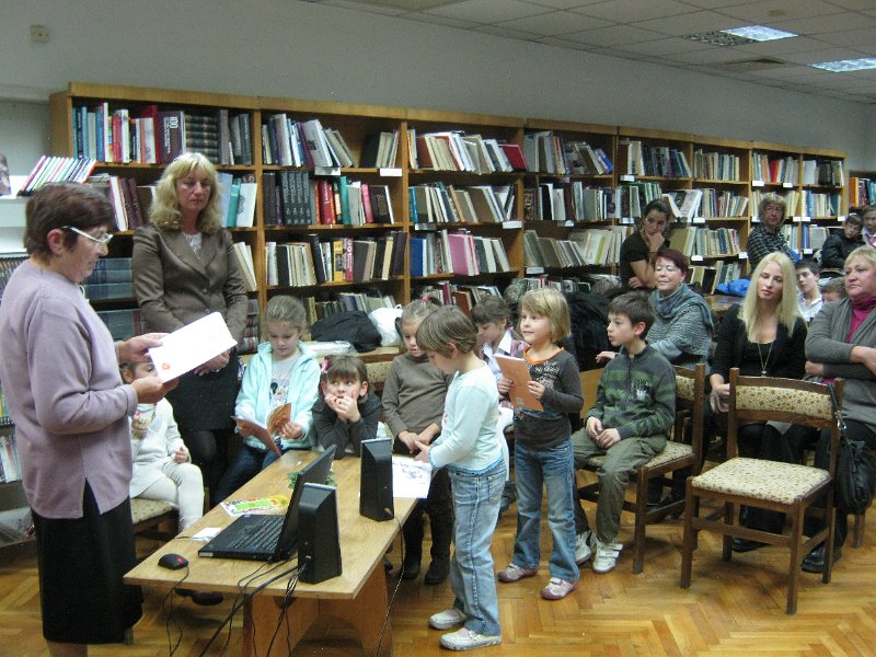 IMG_0966.JPG - Празник с участието на деца и ученици от СОУПЧЕ "А. С. Пушкин" и Клуб "Мелпомена". Ръководители: Валентина Райкова, Людмила Иванова, Павлина Замфирова и Петромила Атанасова. Гост: детската писателка Райна Пенева