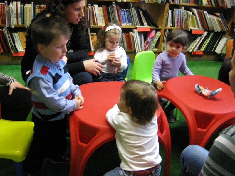 IMG_2324.JPG - Тема: "Трите мечета". Четем книжката и гледаме филмчето.