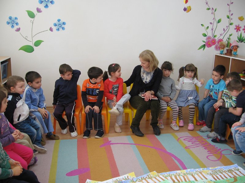 IMG_0046.JPG - Четене с деца от ЧДГ "Цветни песъчинки"