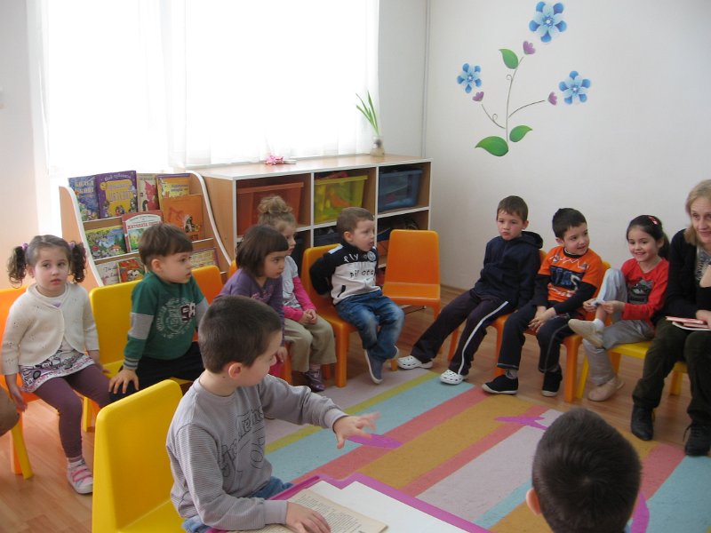 IMG_0047.JPG - Четене с деца от ЧДГ "Цветни песъчинки"