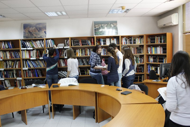 _MG_2874.JPG - Ученици от Първа езикова гиманзия четат в Американска читалня