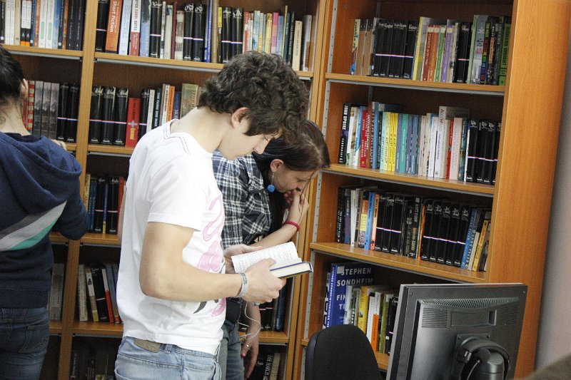 _MG_2880.JPG - Ученици от Първа езикова гиманзия четат в Американска читалня