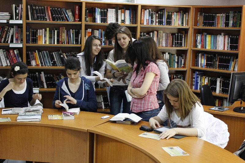 _MG_2887.JPG - Ученици от Първа езикова гиманзия четат в Американска читалня