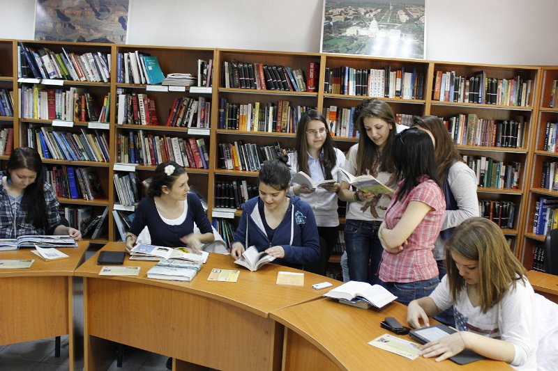 _MG_2888.JPG - Ученици от Първа езикова гиманзия четат в Американска читалня