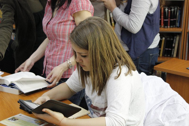 _MG_2891.JPG - Ученици от Първа езикова гиманзия четат в Американска читалня