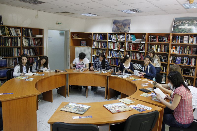 _MG_2897.JPG - Ученици от Първа езикова гиманзия четат в Американска читалня