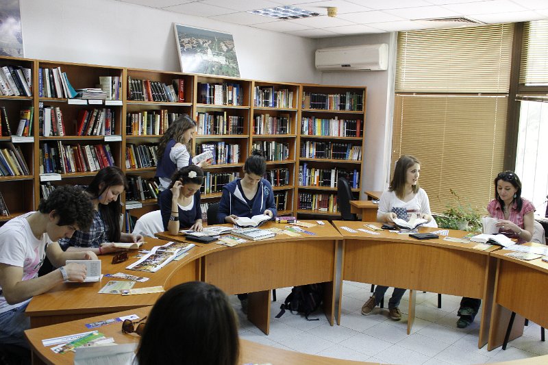 _MG_2908.JPG - Ученици от Първа езикова гиманзия четат в Американска читалня