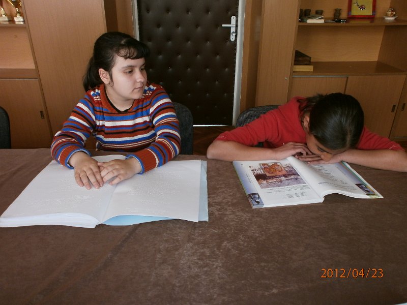 P4230029.JPG - Четене в училище за деца с увредено зрение "Д-р Иван Шишманов"