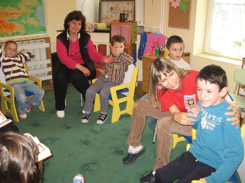 IMG_0032.JPG - На гости с книжки при децата от Карин дом