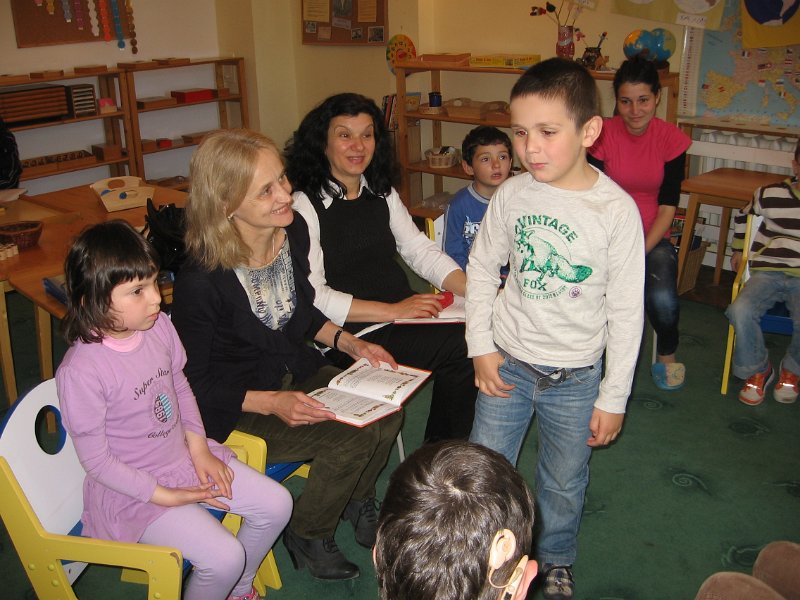 IMG_0033.JPG - На гости с книжки при децата от Карин дом