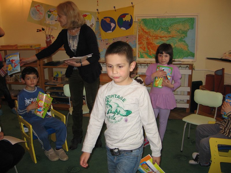 IMG_0036.JPG - На гости с книжки при децата от Карин дом
