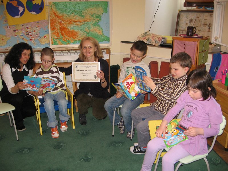 IMG_0038.JPG - На гости с книжки при децата от Карин дом