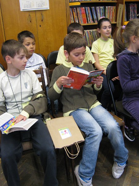 IMG_2705.JPG - Второкласници от СОУ "Найден Геров" четат и пишат за книгата в Детски и средношколски комплекс
