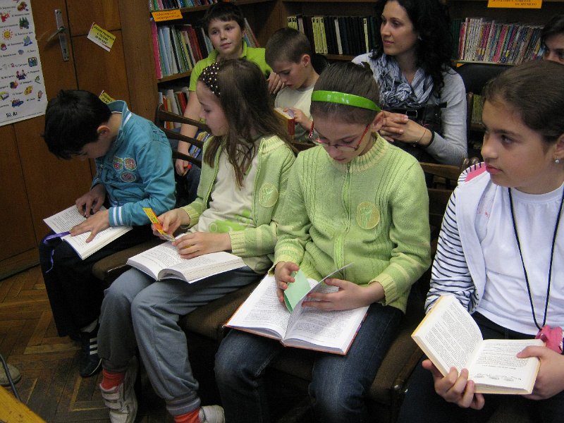 IMG_2706.JPG - Второкласници от СОУ "Найден Геров" четат и пишат за книгата в Детски и средношколски комплекс