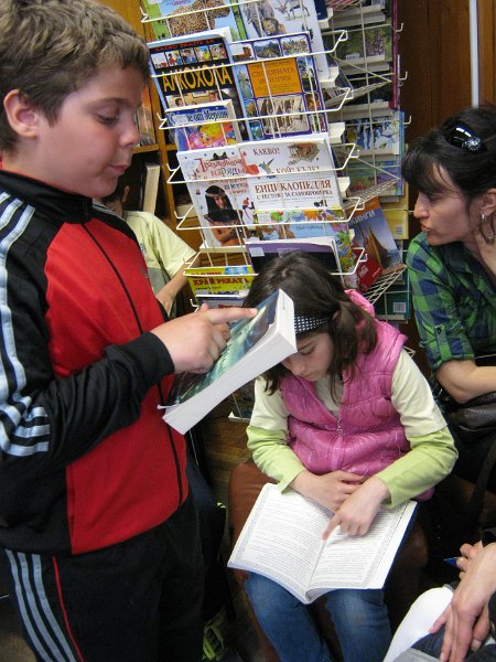 IMG_2744.JPG - Второкласници от СОУ "Найден Геров" четат и пишат за книгата в Детски и средношколски комплекс