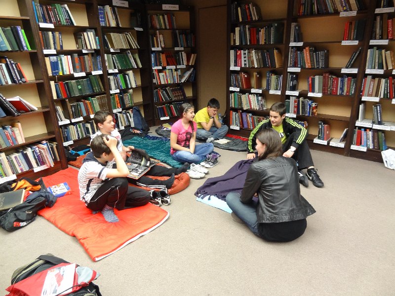 DSC04430.JPG - "Една приказна нощ в библиотеката". Участват деца от 5 и 6 клас от различни училища, обединени от любовта към книгите и от школа "Клас".