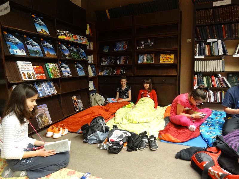 DSC04431.JPG - "Една приказна нощ в библиотеката". Участват деца от 5 и 6 клас от различни училища, обединени от любовта към книгите и от школа "Клас".