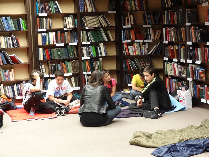 DSC04432.JPG - "Една приказна нощ в библиотеката". Участват деца от 5 и 6 клас от различни училища, обединени от любовта към книгите и от школа "Клас".