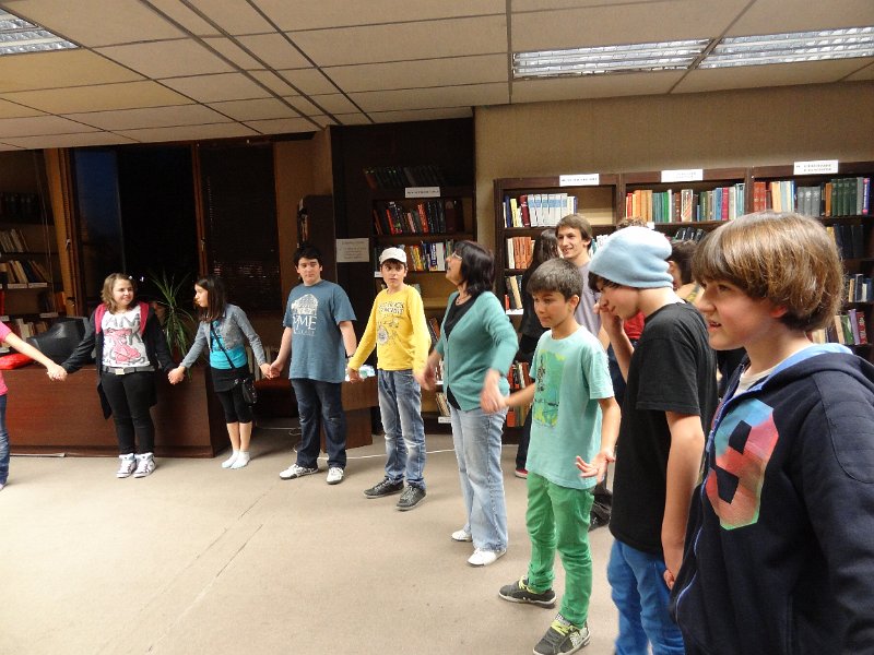 DSC04433.JPG - "Една приказна нощ в библиотеката". Участват деца от 5 и 6 клас от различни училища, обединени от любовта към книгите и от школа "Клас".