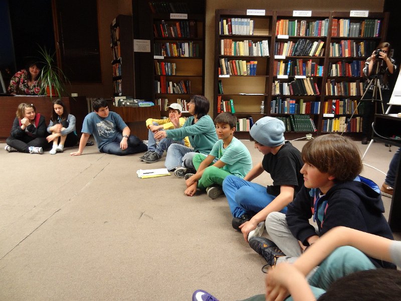 DSC04435.JPG - "Една приказна нощ в библиотеката". Участват деца от 5 и 6 клас от различни училища, обединени от любовта към книгите и от школа "Клас".