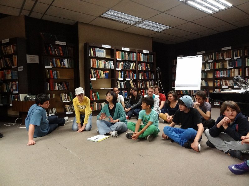 DSC04437.JPG - "Една приказна нощ в библиотеката". Участват деца от 5 и 6 клас от различни училища, обединени от любовта към книгите и от школа "Клас".