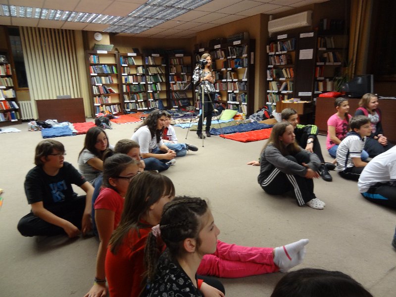 DSC04442.JPG - "Една приказна нощ в библиотеката". Участват деца от 5 и 6 клас от различни училища, обединени от любовта към книгите и от школа "Клас".