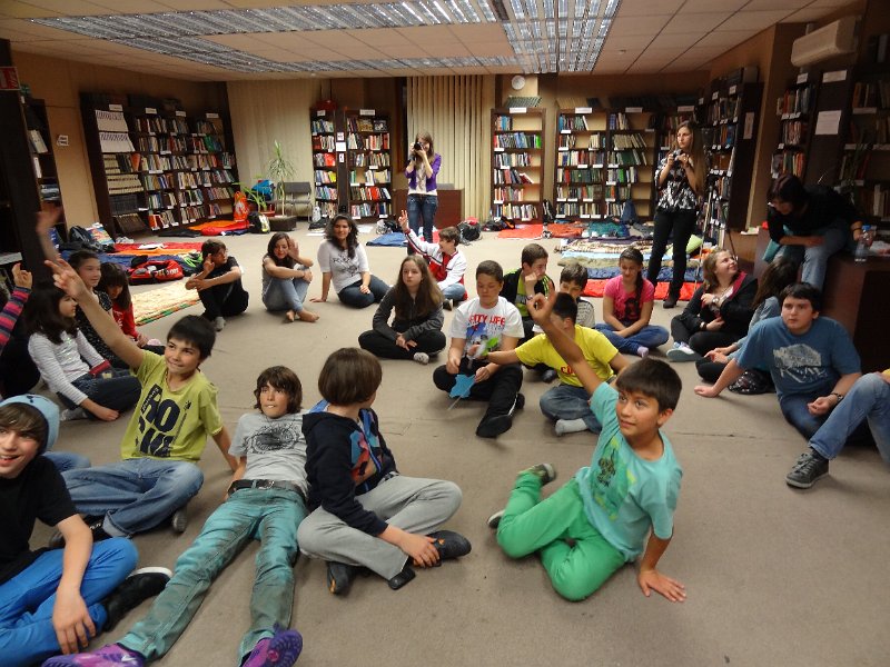 DSC04443.JPG - "Една приказна нощ в библиотеката". Участват деца от 5 и 6 клас от различни училища, обединени от любовта към книгите и от школа "Клас".