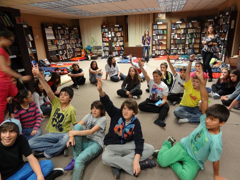 DSC04445.JPG - "Една приказна нощ в библиотеката". Участват деца от 5 и 6 клас от различни училища, обединени от любовта към книгите и от школа "Клас".