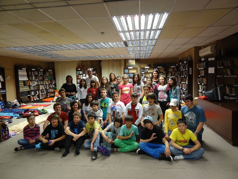 DSC04452.JPG - "Една приказна нощ в библиотеката". Участват деца от 5 и 6 клас от различни училища, обединени от любовта към книгите и от школа "Клас".