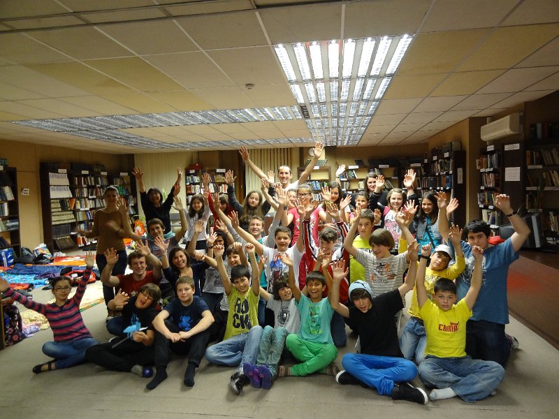 DSC04455.JPG - "Една приказна нощ в библиотеката". Участват деца от 5 и 6 клас от различни училища, обединени от любовта към книгите и от школа "Клас".