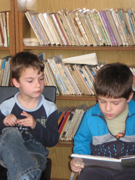 IMG_0085.JPG - Четене с деца в НЧ "Отец Паисий"