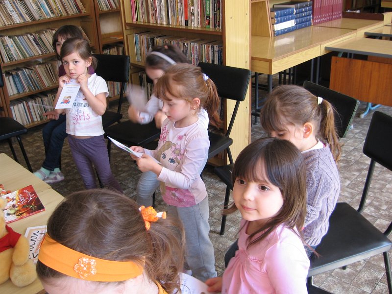 IMG_0098.JPG - Четене с деца в НЧ "Отец Паисий"