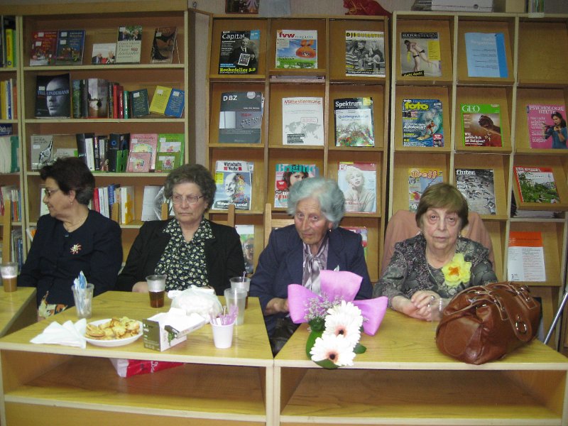 IMG_2538.JPG - Читателска група Пенсионерски съюз '2004 гостуват в библиотеката