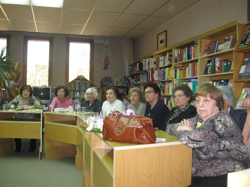 IMG_2542.JPG - Читателска група Пенсионерски съюз '2004 гостуват в библиотеката