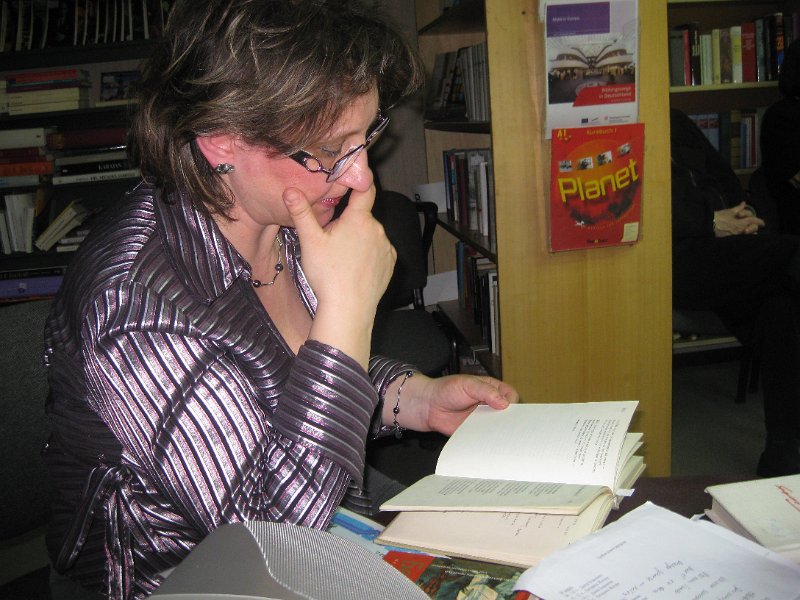 IMG_2545.JPG - Читателска група Пенсионерски съюз '2004 гостуват в библиотеката