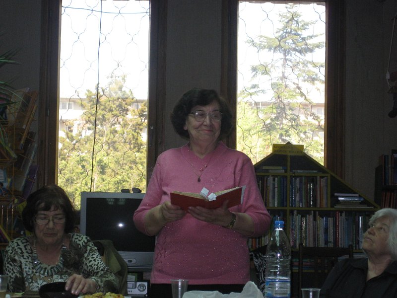 IMG_2546.JPG - Читателска група Пенсионерски съюз '2004 гостуват в библиотеката