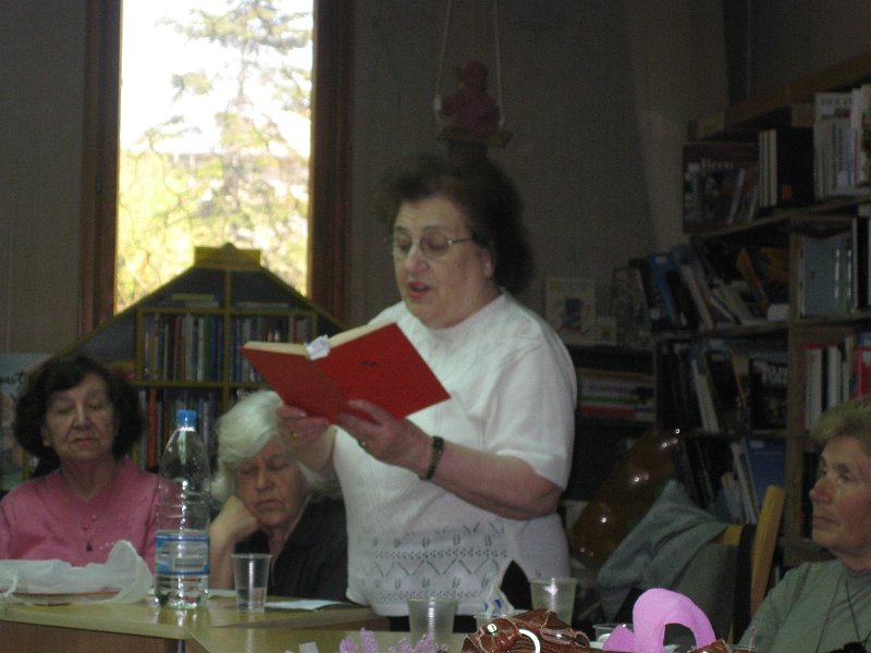 IMG_2547.JPG - Читателска група Пенсионерски съюз '2004 гостуват в библиотеката