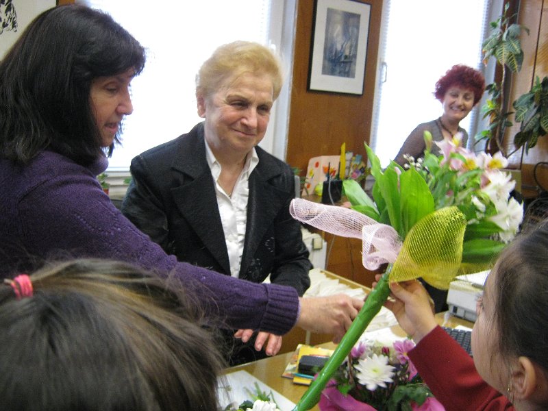 IMG_2765.JPG - Маргарита Шишкова представя новата книга на варненската писателка Руска Даскалова "Златно слънце грее" пред  първокласници от ОУ "Св. св. Кирил и Методий" в Детски и средношколски комплекс