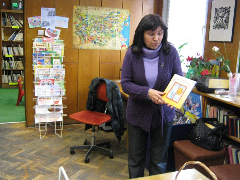 IMG_2771.JPG - Маргарита Шишкова представя новата книга на варненската писателка Руска Даскалова "Златно слънце грее" пред  първокласници от ОУ "Св. св. Кирил и Методий" в Детски и средношколски комплекс
