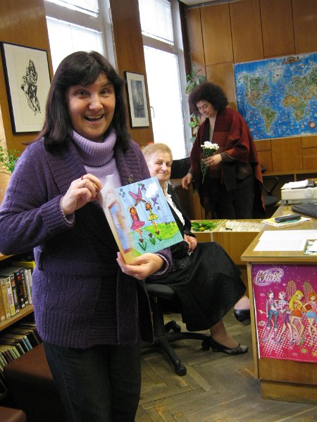 IMG_2773.JPG - Маргарита Шишкова представя новата книга на варненската писателка Руска Даскалова "Златно слънце грее" пред  първокласници от ОУ "Св. св. Кирил и Методий" в Детски и средношколски комплекс