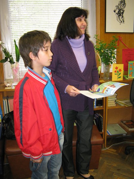 IMG_2776.JPG - Маргарита Шишкова представя новата книга на варненската писателка Руска Даскалова "Златно слънце грее" пред  първокласници от ОУ "Св. св. Кирил и Методий" в Детски и средношколски комплекс