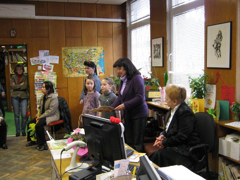 IMG_2779.JPG - Маргарита Шишкова представя новата книга на варненската писателка Руска Даскалова "Златно слънце грее" пред  първокласници от ОУ "Св. св. Кирил и Методий" в Детски и средношколски комплекс