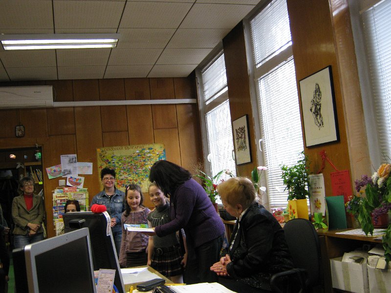 IMG_2783.JPG - Маргарита Шишкова представя новата книга на варненската писателка Руска Даскалова "Златно слънце грее" пред  първокласници от ОУ "Св. св. Кирил и Методий" в Детски и средношколски комплекс