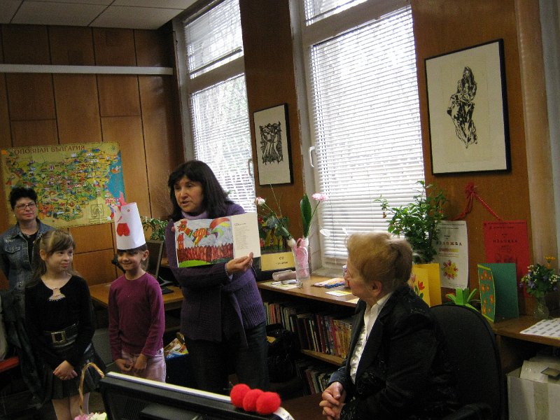 IMG_2787.JPG - Маргарита Шишкова представя новата книга на варненската писателка Руска Даскалова "Златно слънце грее" пред  първокласници от ОУ "Св. св. Кирил и Методий" в Детски и средношколски комплекс